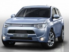 Световна премиера на Outlander PHEV на Mitsubishi Motors с модерна Plug-In хибридна електромобилна система (PHEV) на автомобилното изложение в Париж 2012 г.